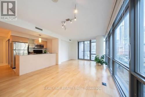 308 - 38 Grenville Street, Toronto, ON - Indoor Photo Showing Kitchen