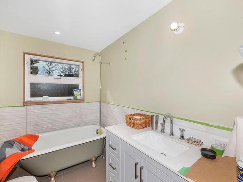 7361 Neva Rd, Lake Cowichan, BC - Indoor Photo Showing Bathroom