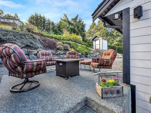 6261 Crestwood Dr, Duncan, BC - Outdoor With Exterior