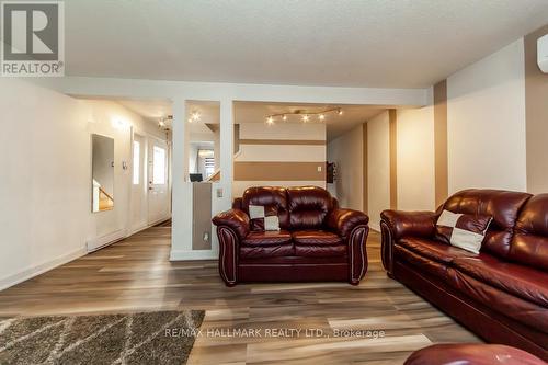 32 Hindquarter Crt, Brampton, ON - Indoor Photo Showing Living Room