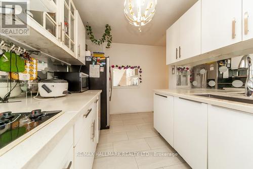 32 Hindquarter Crt, Brampton, ON - Indoor Photo Showing Kitchen