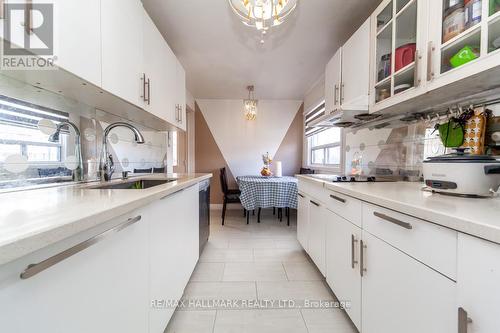 32 Hindquarter Crt, Brampton, ON - Indoor Photo Showing Kitchen
