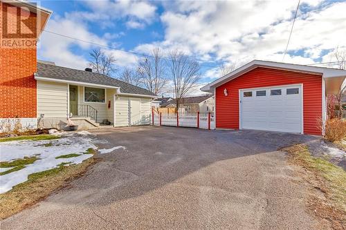 Paved Driveway, side entrance and detacxhed garage - 21 Mcgarry Street, Renfrew, ON - Outdoor