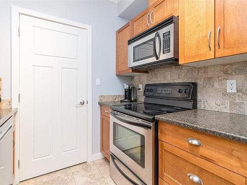 206-7088 West Saanich Rd, Central Saanich, BC - Indoor Photo Showing Kitchen