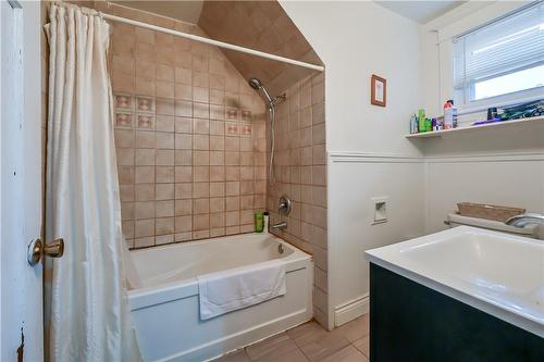 1597 King Street E, Hamilton, ON - Indoor Photo Showing Bathroom