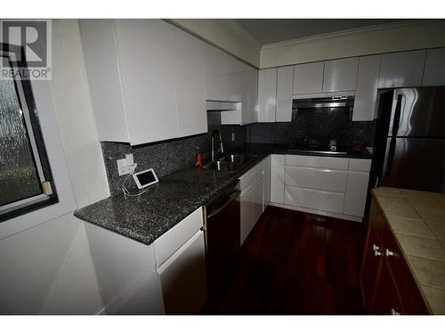 30 N Hythe Avenue, Burnaby, BC - Indoor Photo Showing Kitchen With Double Sink With Upgraded Kitchen