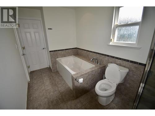 30 N Hythe Avenue, Burnaby, BC - Indoor Photo Showing Bathroom