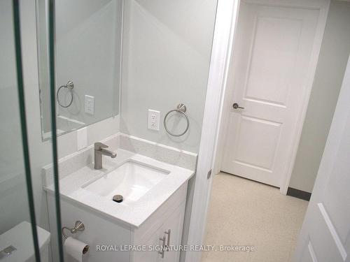 709 Upper Paradise Rd, Hamilton, ON - Indoor Photo Showing Bathroom