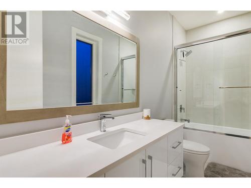 761 Highpointe Lane, Kelowna, BC - Indoor Photo Showing Bathroom