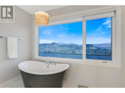 761 Highpointe Lane, Kelowna, BC - Indoor Photo Showing Bathroom