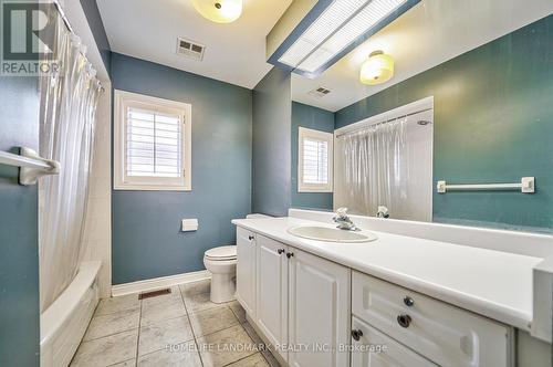 383 Seneca Crt, Newmarket, ON - Indoor Photo Showing Bathroom