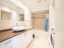 Salle de bains - 106 Rue Regent, Longueuil (Greenfield Park), QC  - Indoor Photo Showing Bathroom 