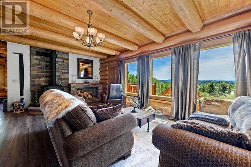 7695 Twin Lakes Road, Bridge Lake, BC - Indoor Photo Showing Living Room