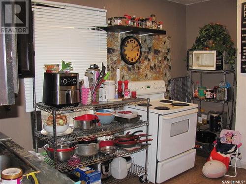 803 I Avenue N, Saskatoon, SK - Indoor Photo Showing Kitchen
