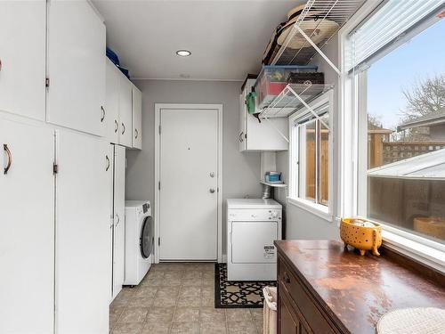 2506 Roseberry Ave, Victoria, BC - Indoor Photo Showing Laundry Room