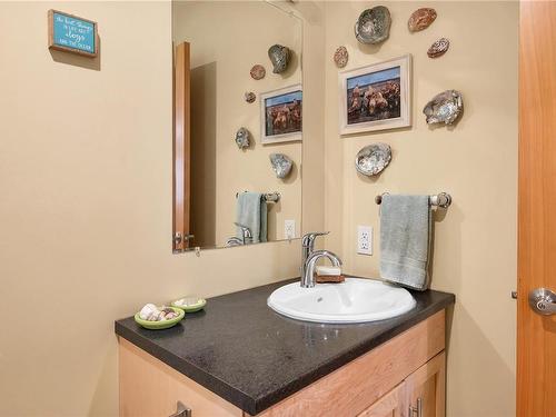 680 Cove Cres North, Quathiaski Cove, BC - Indoor Photo Showing Bathroom