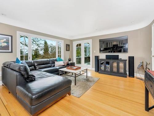 995 Terrace Ave, Victoria, BC - Indoor Photo Showing Living Room