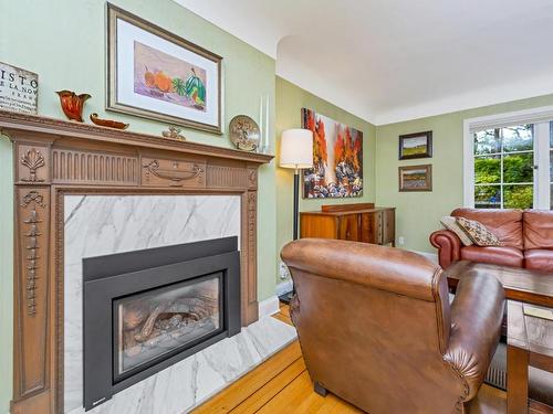 995 Terrace Ave, Victoria, BC - Indoor Photo Showing Living Room With Fireplace