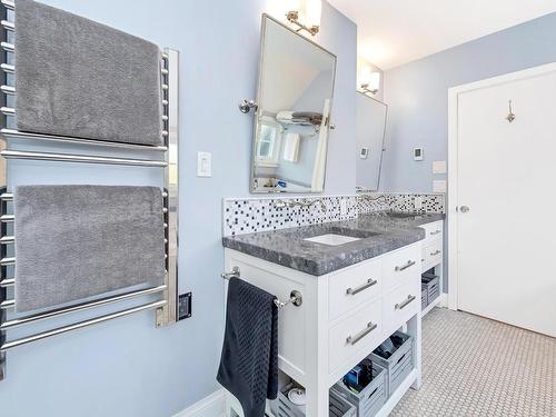 995 Terrace Ave, Victoria, BC - Indoor Photo Showing Bathroom