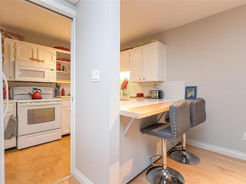 205-280 Douglas St, Victoria, BC - Indoor Photo Showing Kitchen