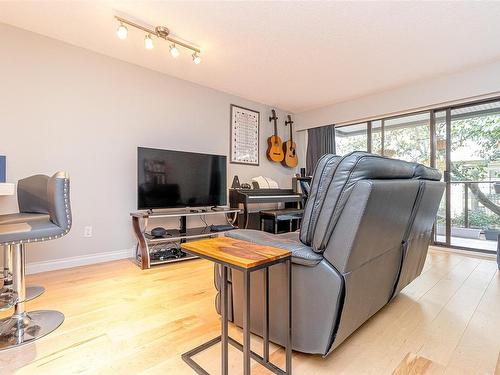 205-280 Douglas St, Victoria, BC - Indoor Photo Showing Living Room