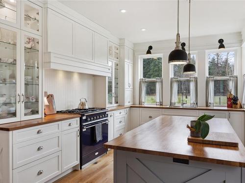 3553 Winn Rd, Merville, BC - Indoor Photo Showing Kitchen With Upgraded Kitchen