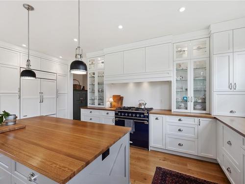 3553 Winn Rd, Merville, BC - Indoor Photo Showing Kitchen With Upgraded Kitchen