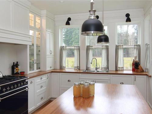 3553 Winn Rd, Merville, BC - Indoor Photo Showing Kitchen With Double Sink