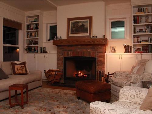 3553 Winn Rd, Merville, BC - Indoor Photo Showing Living Room With Fireplace