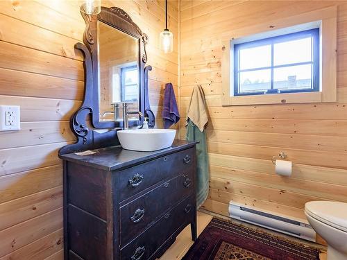 3553 Winn Rd, Merville, BC - Indoor Photo Showing Bathroom
