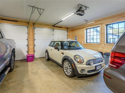 3553 Winn Rd, Merville, BC - Indoor Photo Showing Garage