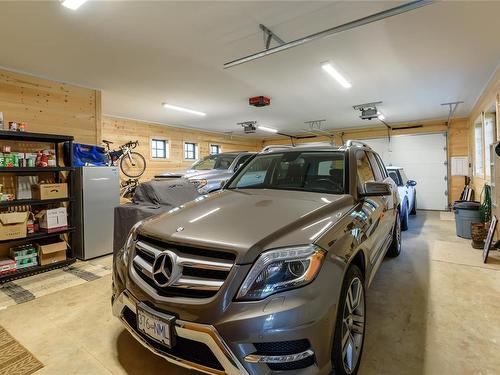 3553 Winn Rd, Merville, BC - Indoor Photo Showing Garage