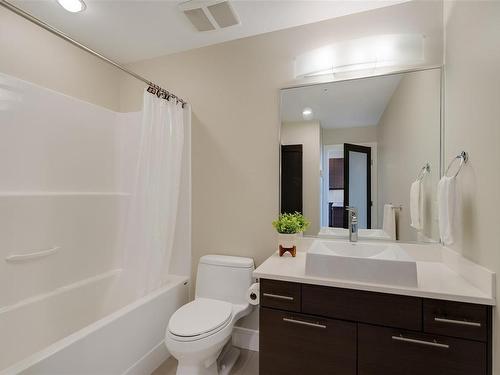 402-2850 Aldwynd Rd, Langford, BC - Indoor Photo Showing Bathroom