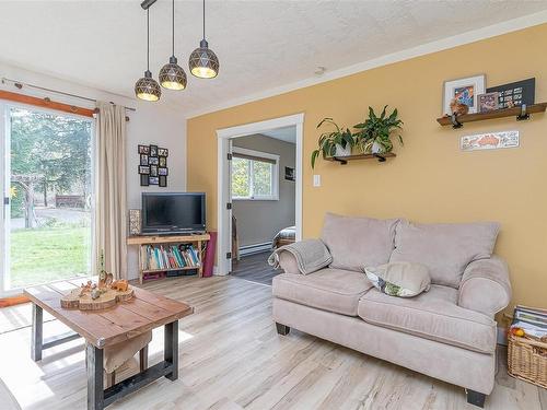 4061 Cowichan Lake Rd, Duncan, BC - Indoor Photo Showing Living Room