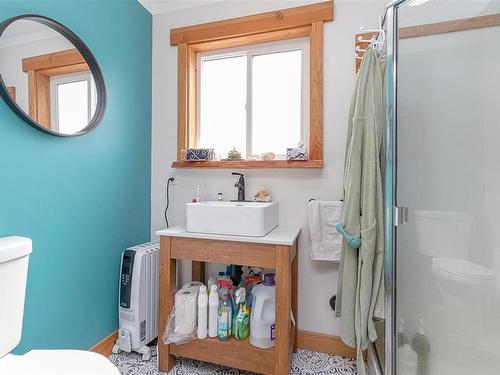 4061 Cowichan Lake Rd, Duncan, BC - Indoor Photo Showing Bathroom