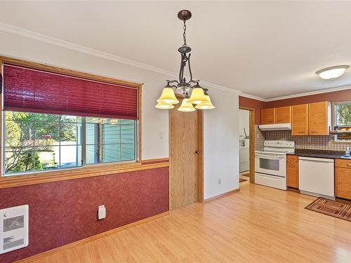 8851 Henderson Ave, Black Creek, BC - Indoor Photo Showing Kitchen
