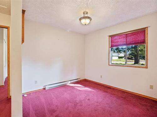 8851 Henderson Ave, Black Creek, BC - Indoor Photo Showing Other Room