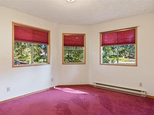 8851 Henderson Ave, Black Creek, BC - Indoor Photo Showing Other Room