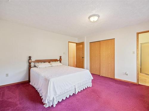 8851 Henderson Ave, Black Creek, BC - Indoor Photo Showing Bedroom
