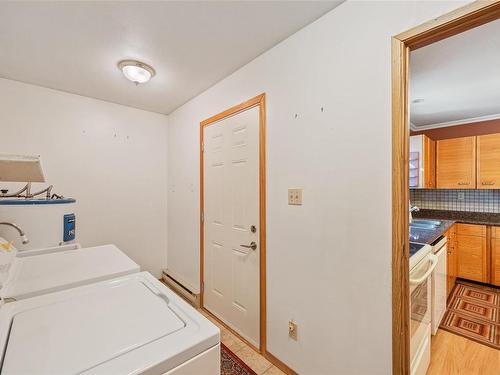 8851 Henderson Ave, Black Creek, BC - Indoor Photo Showing Laundry Room