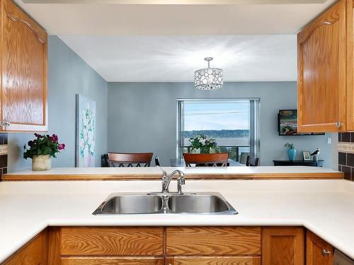 4H-690 Colwyn St, Campbell River, BC - Indoor Photo Showing Kitchen With Double Sink