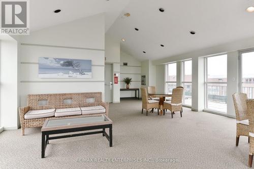 #1513 -145 Hillcrest Ave, Mississauga, ON - Indoor Photo Showing Living Room