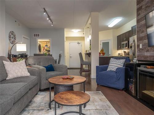 114 110 Creek Bend Road, Winnipeg, MB - Indoor Photo Showing Living Room