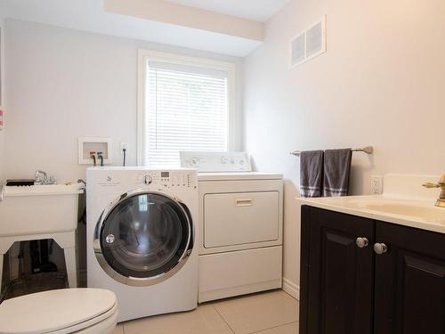 Salle de lavage - 18 Av. De Lansdowne Gardens, Pointe-Claire, QC - Indoor Photo Showing Laundry Room