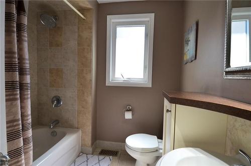 Bathroom - 20 Parkwood Drive, St. Catharines, ON - Indoor Photo Showing Bathroom