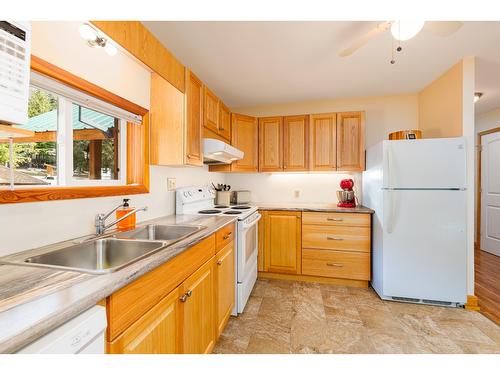 7470 Highway 3, Kitchener, BC - Indoor Photo Showing Kitchen With Double Sink