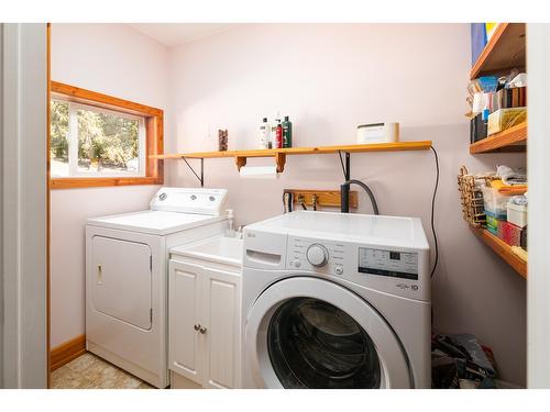 7470 Highway 3, Kitchener, BC - Indoor Photo Showing Laundry Room