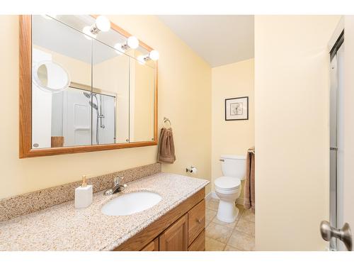 7470 Highway 3, Kitchener, BC - Indoor Photo Showing Bathroom