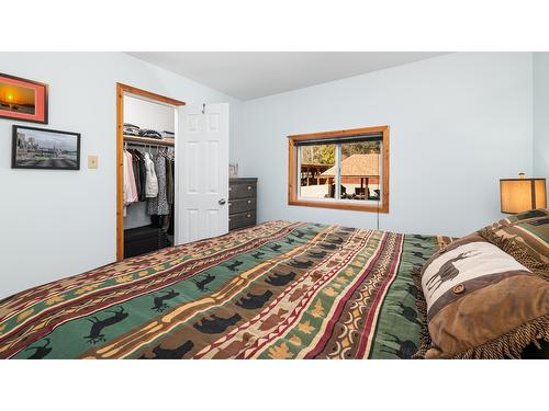 7470 Highway 3, Kitchener, BC - Indoor Photo Showing Bedroom