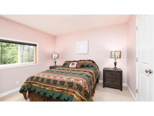 7470 Highway 3, Kitchener, BC - Indoor Photo Showing Bedroom